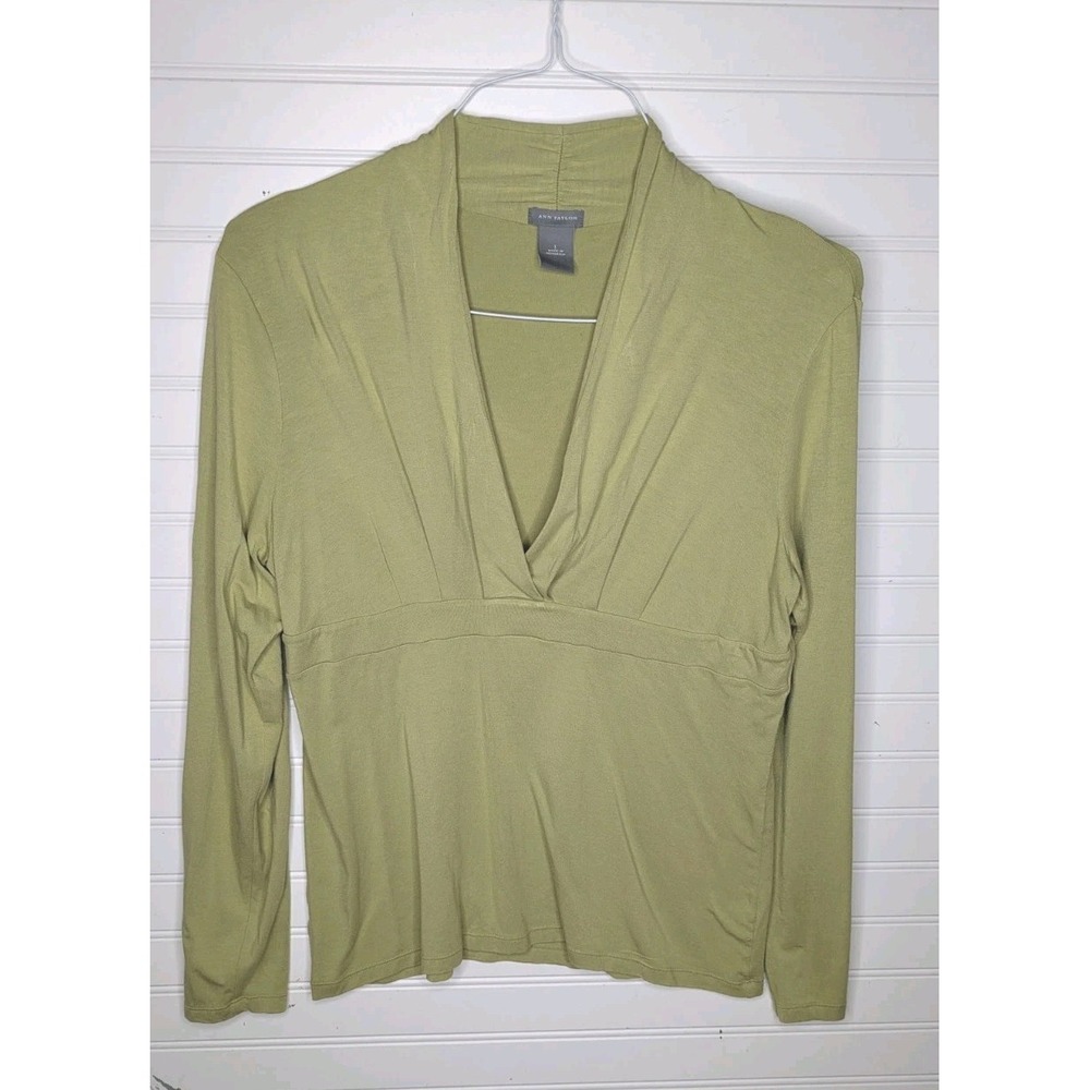 Ann Taylor Women's V Neck Top Large Sage Green Soft Stretchy Lightweight Spring